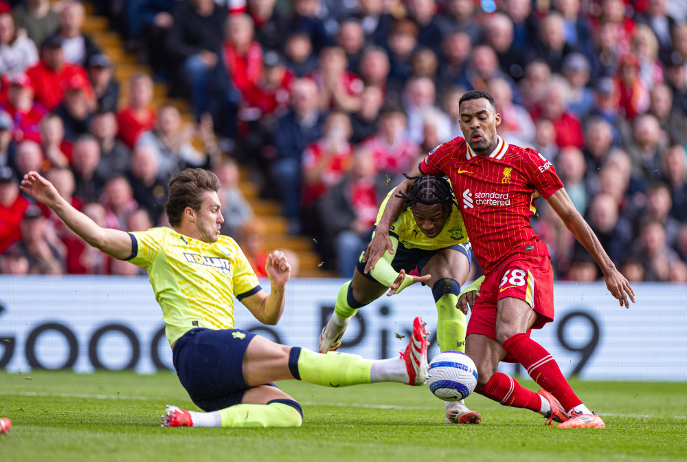 吕迪格的防守是站在那里干瞪嘛，比斯洛特先下课的估计是阿隆索
