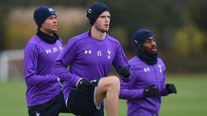 传奇门将正式退役，全场球迷起立致敬