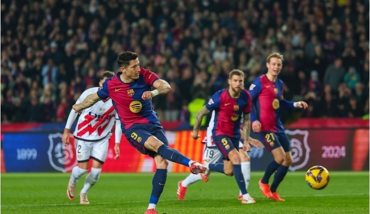 阿斯顿维拉客场4-3击败布莱顿，斩获8连胜，升至积分榜第三，距曼城仅1分，将于12月6日主场对阵阿森纳。