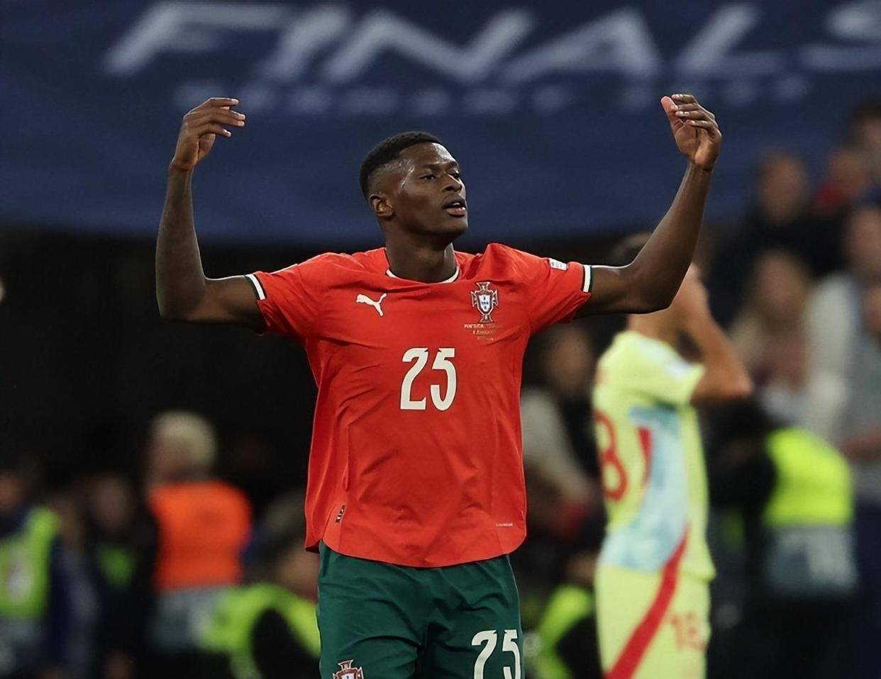 米体：因拉齐奥伤病过多，主席洛蒂托请来神父为球队祝福