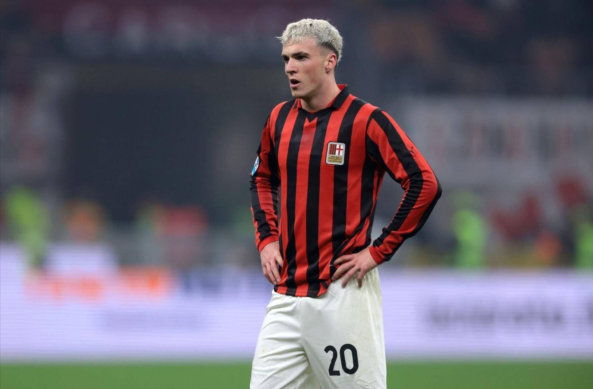 埃杜在高铁站被围满，合同今年到期，他说明年也希望在深圳