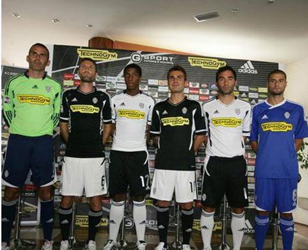 詹姆斯背后传球制造得分机会