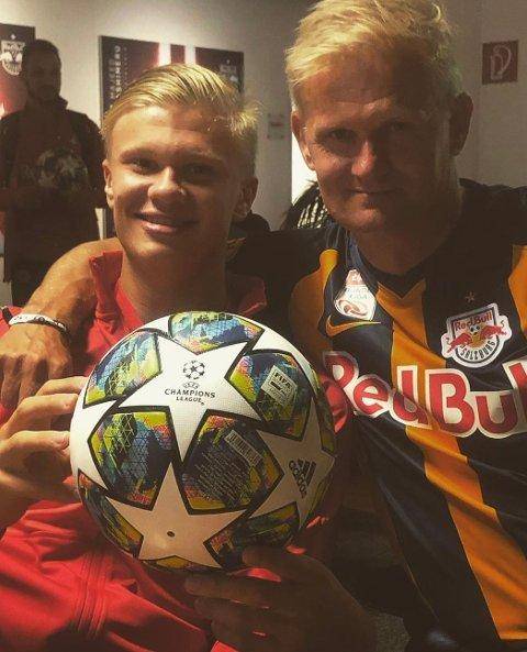 “罗马队友基情互动”，德罗西赛后新闻发布会被哲科亲吻