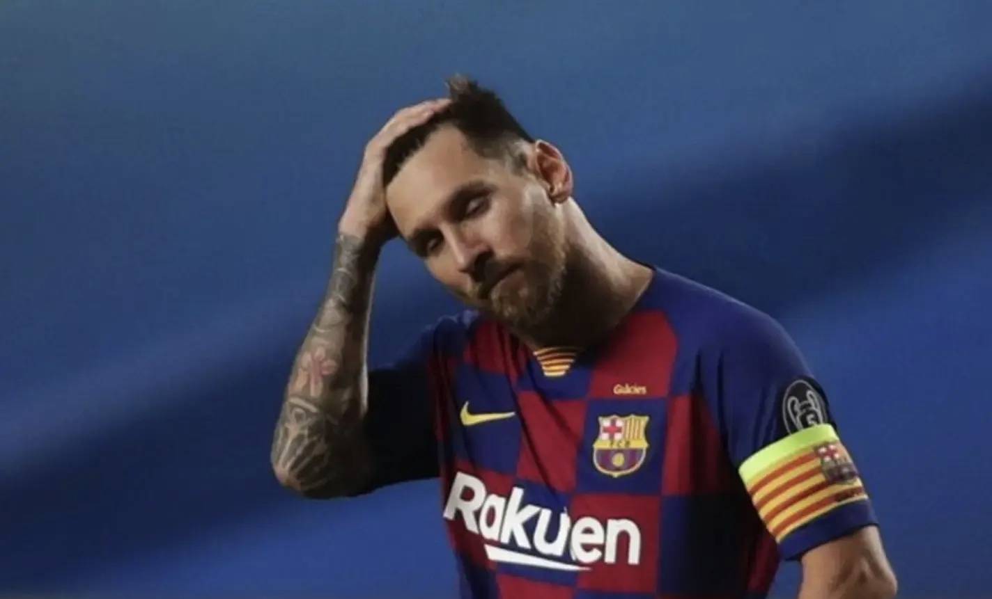 穆斯卡特获赠定制竹刻画像，印有本人形象和冠军奖杯