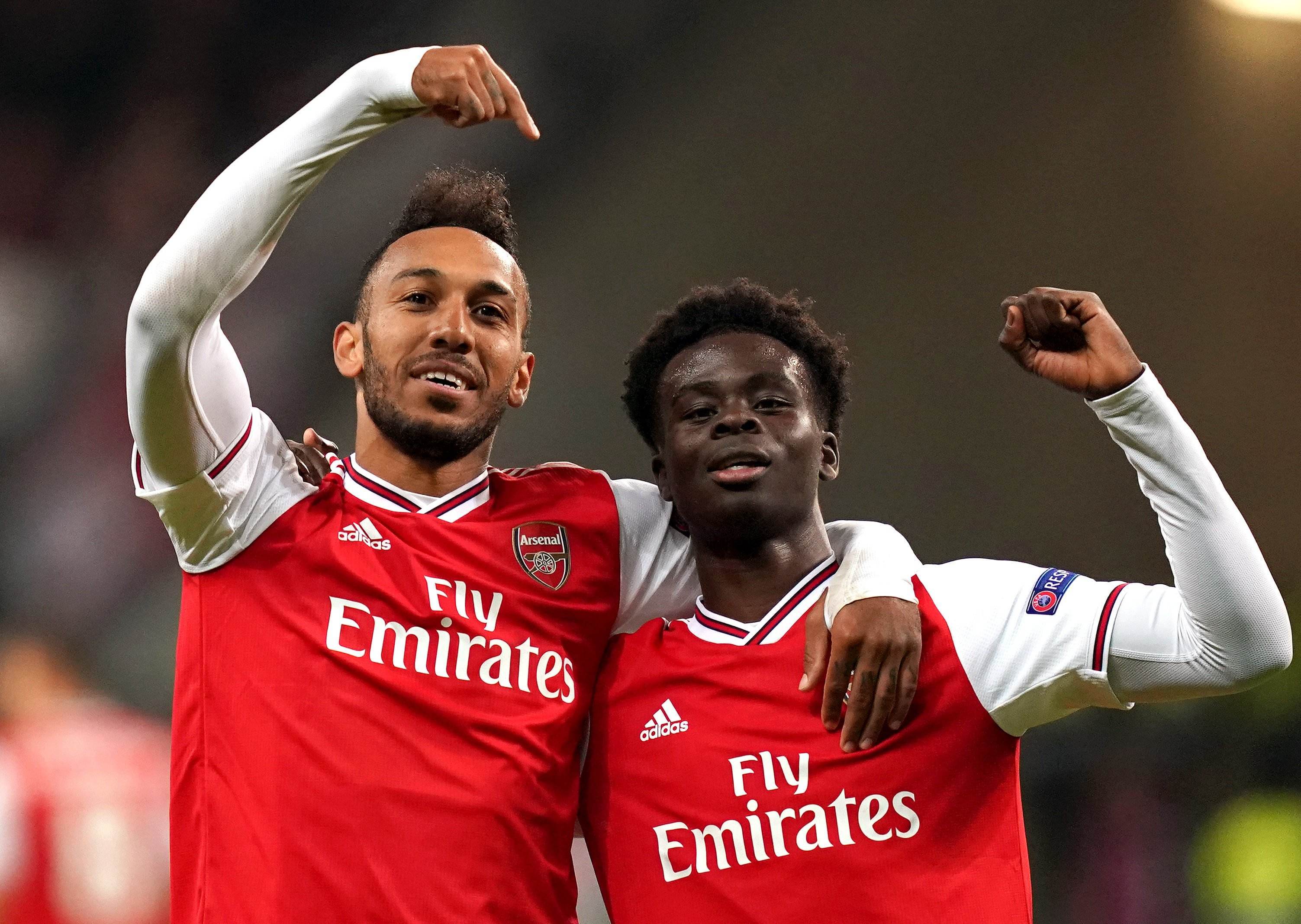 你故意的吧？范戴克防守传中时高举右手导致手球送点